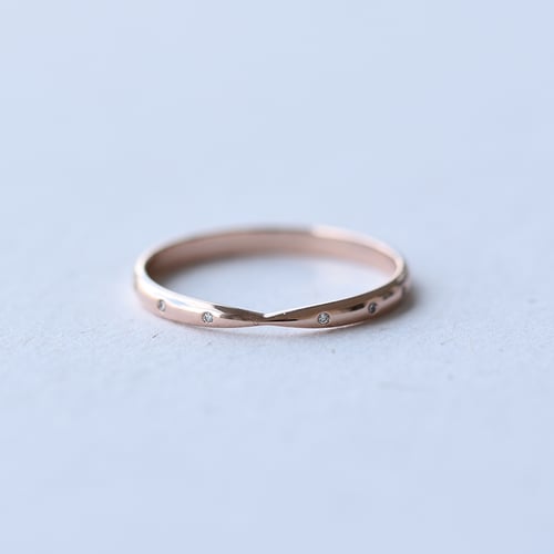 Schmaler Eternity-Ring mit Lab Grown Diamanten und ein breiter Komfort-Ring Garcia