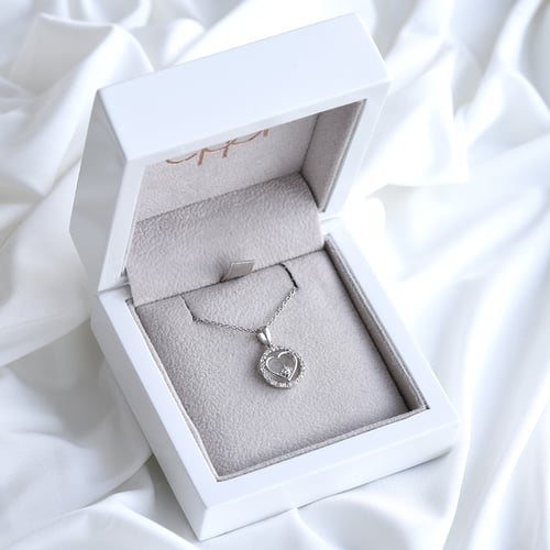 Romantischer Anhänger mit Diamanten Karoline