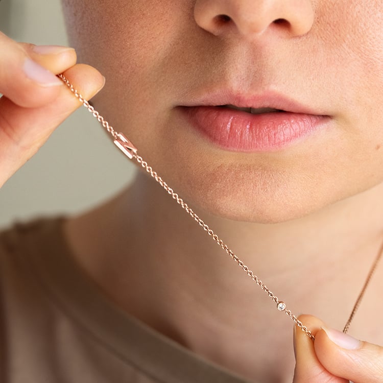 Halskette mit einem Buchstaben Ihrer Wahl und Diamanten Lupe 145471