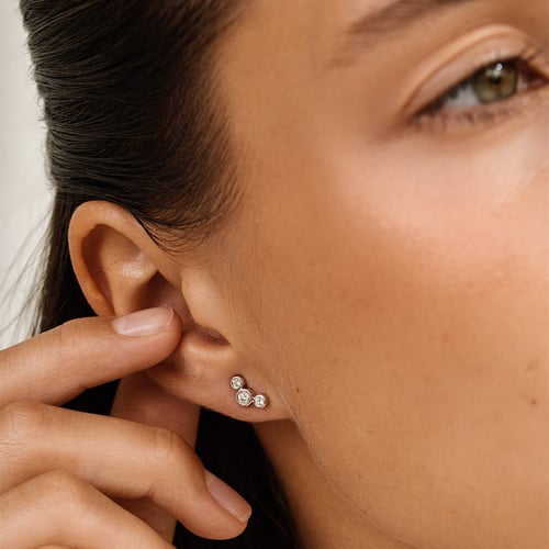 Moderne goldene Ohrringe mit runden Lab Grown Diamanten Ebba