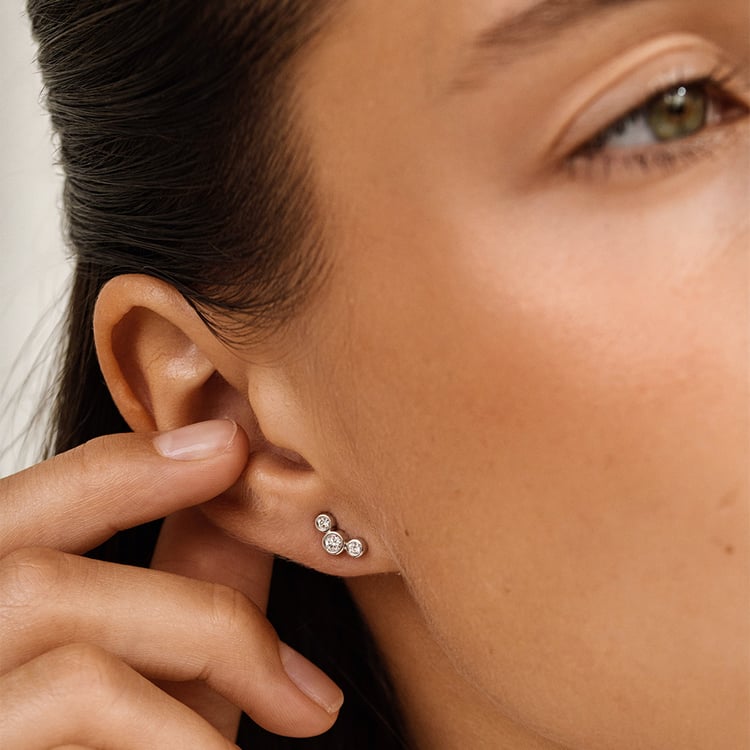 Moderne goldene Ohrringe mit runden Lab Grown Diamanten Ebba 162814