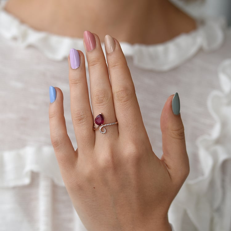 Originella Verlobungsring mit Rubin und Diamanten Cael 64385