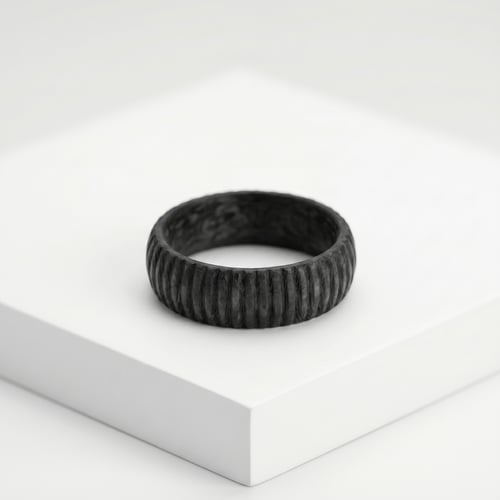Ring aus Carbon mit unebener Oberfläche Lisa
