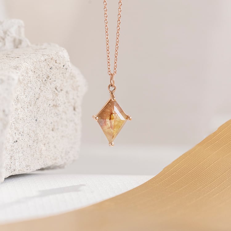 Goldener Anhänger mit einem Salt and Pepper Diamanten in Kite Form Cody 109882