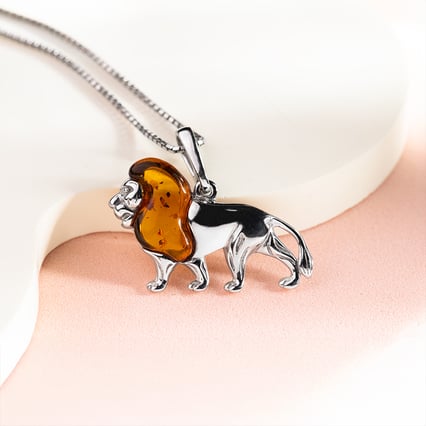 Silberner Bernsteinanhänger in Form eines Löwen Singa