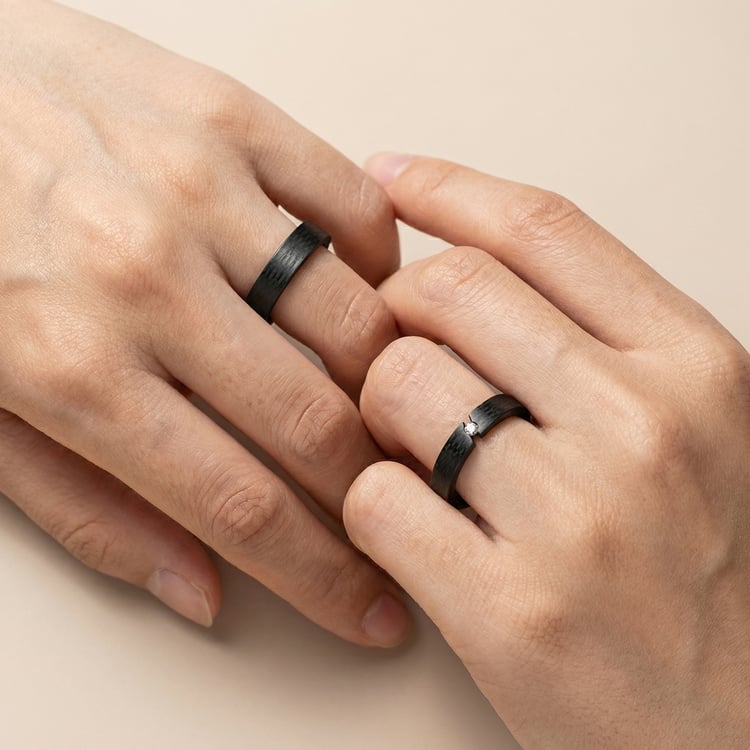 Flache Eheringe aus Carbon mit Diamant Jammu 166581