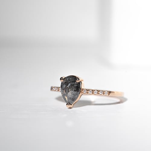 Set aus Ringen mit Salt and Pepper Diamanten und Lab Grown Diamanten Padma
