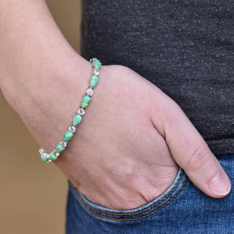Opale in grün in Silberarmband auf dem Arm 27122