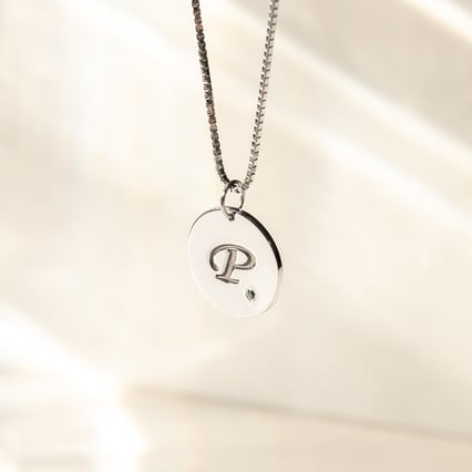 Platinanhänger mit blauem Diamanten und Gravur Cassius