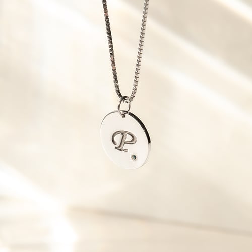 Platinanhänger mit blauem Diamanten und Gravur Cassius