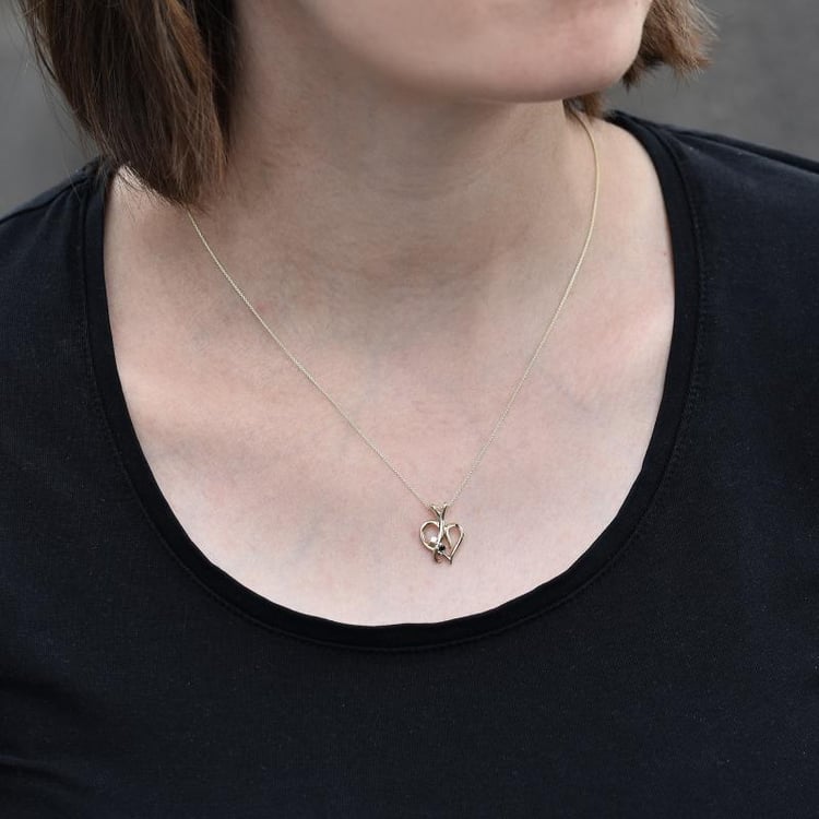 Silberner Anhänger in Herzform mit einem schwarzen und weißen Diamanten Lynelle 103356