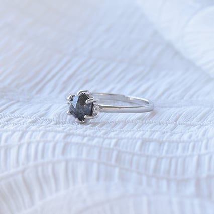 Goldring mit Salt and Pepper Diamant und Lab Grown Diamanten Felice