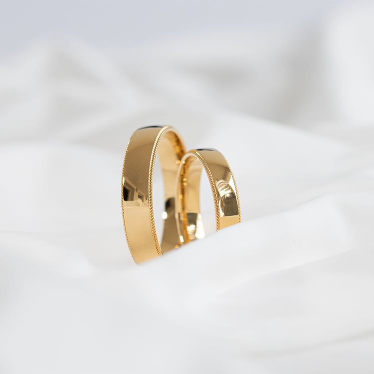 Goldene Eheringe mit einem verzierten Rand Rayan 125609