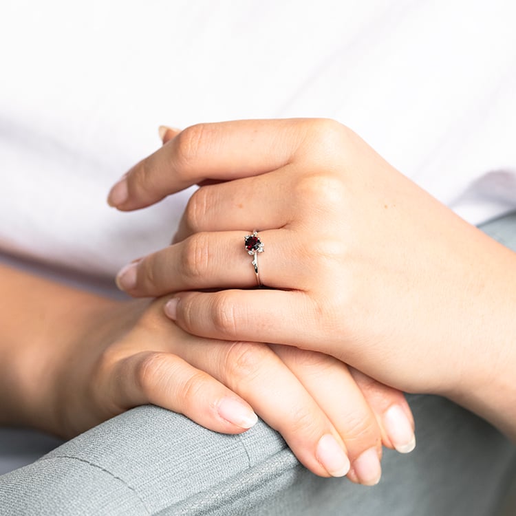 Cluster Verlobungsring mit böhmischem Granat und Diamanten Rosa 143988