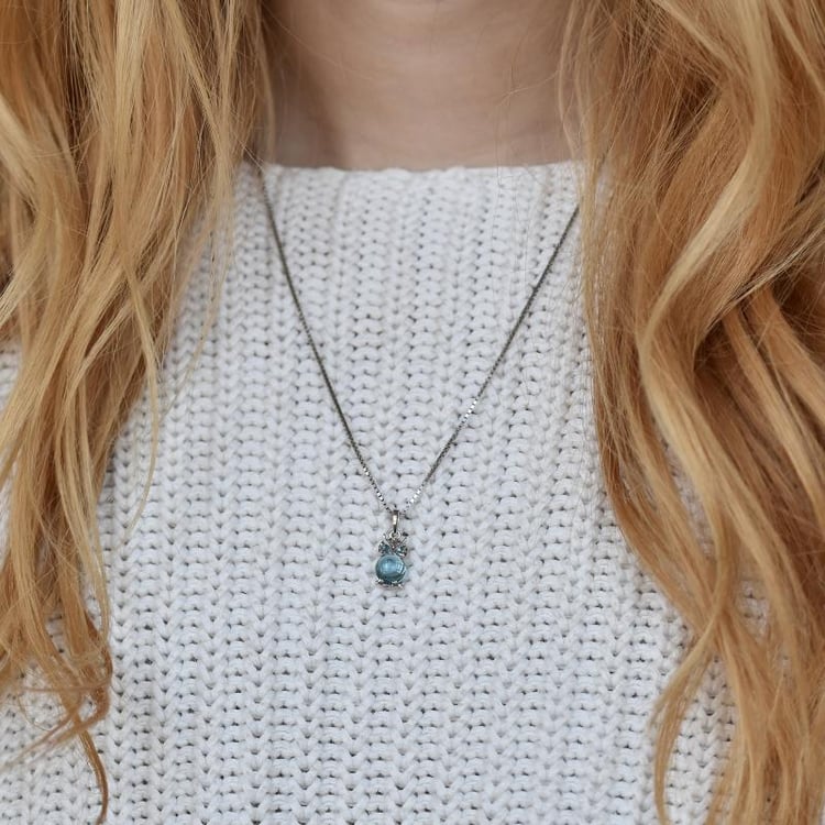 Topas Eule mit Silber Kette auf dem Hals 28570