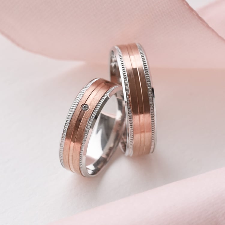 Zarte Eheringe mit einem Diamanten Cupid 76779