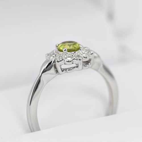 Verlobungsring mit Olivinen und Diamanten Dylah