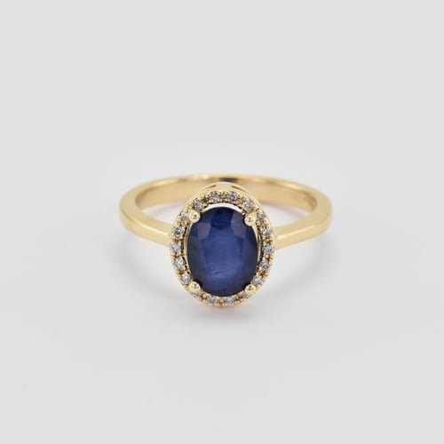 Halo Verlobungsring mit ovalem Saphir und Diamanten Arya