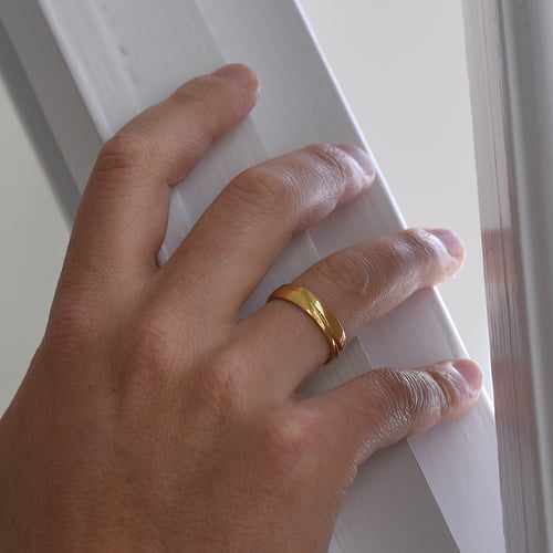 Eleganter goldener Ehering mit Diamant Carlo