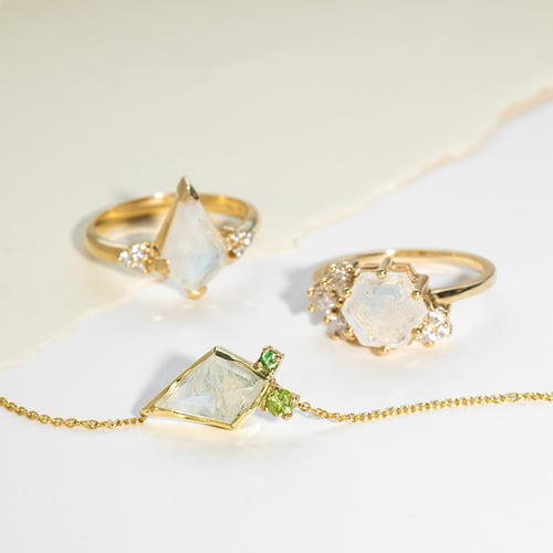 Einzigartiger Ring mit Mondstein und Moissaniten Anita