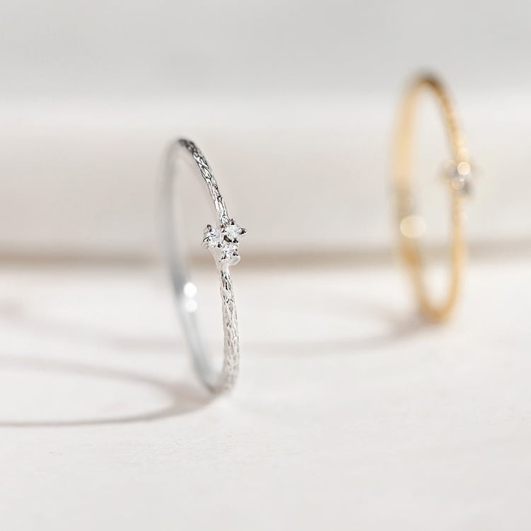 Silberner Ring mit Diamanten im Hammerschlag-Design Milan 157781