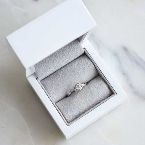Verlobungsring mit seitlichen Diamanten Ophir