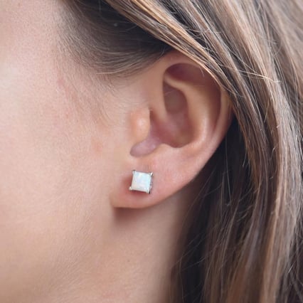 Weiße Opale in Silberohrringen Medini