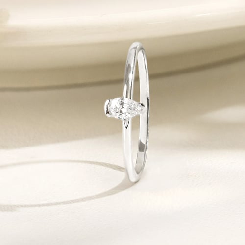 Minimalistischer Silberring mit einem Diamanten in Birnenform Valentin