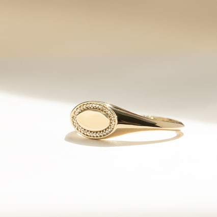 Goldener Siegelring in ovaler Form mit Diamanten Keylo