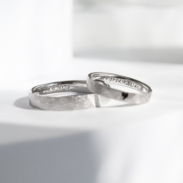 Gehämmerte goldene Eheringe mit mit Emaille Herz Abale 145542