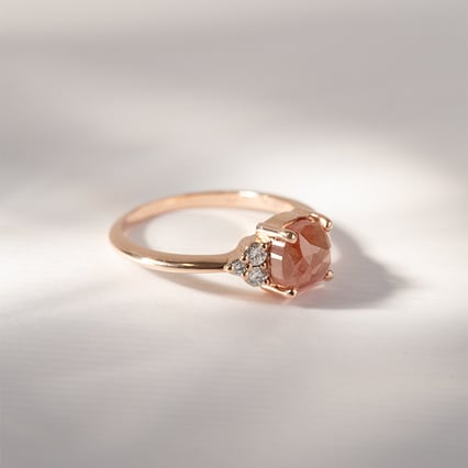 Ring aus Gold mit einem Salt and Pepper Diamanten Agathe