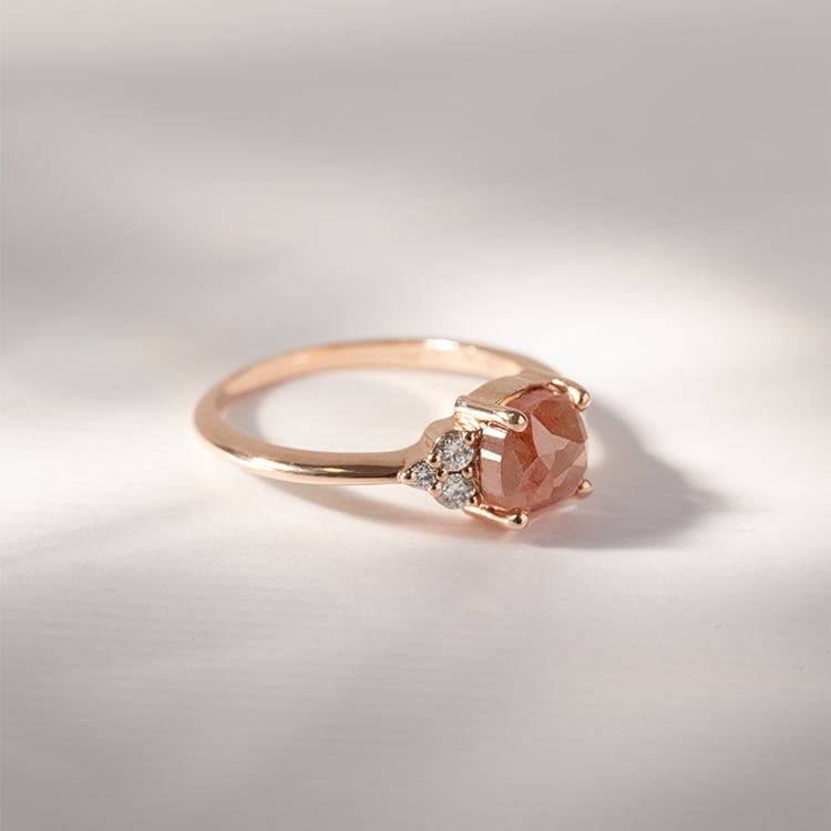 Ring aus Gold mit einem Salt and Pepper Diamanten Agathe 120612