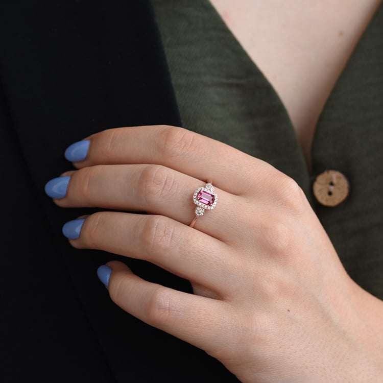 Goldring in Rosegold mit Turmalin auf dem Finger 64030