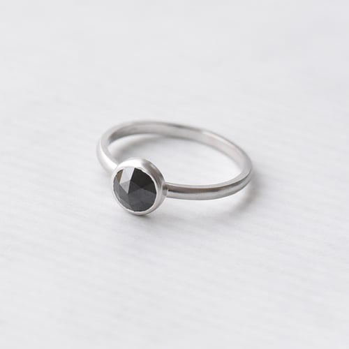 Goldring mit schwarzem Rosenschliff-Diamant Cleve