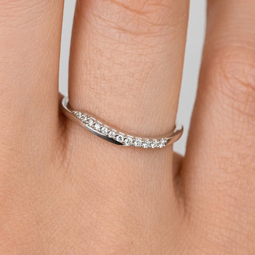 Atypisch gewellter Goldring mit Lab Grown Diamanten Vide