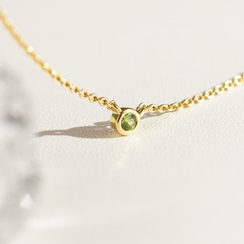 Silberne minimalistische Kette mit einem grünen Saphir Glosie