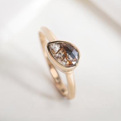 Ring mit Salt and Pepper Diamant Luna