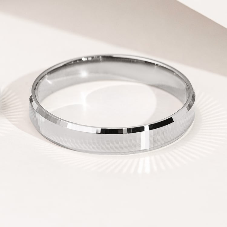 Goldene Trauringe mit abgeschrägten Kanten und unkonventioneller Oberfläche Roel 156799