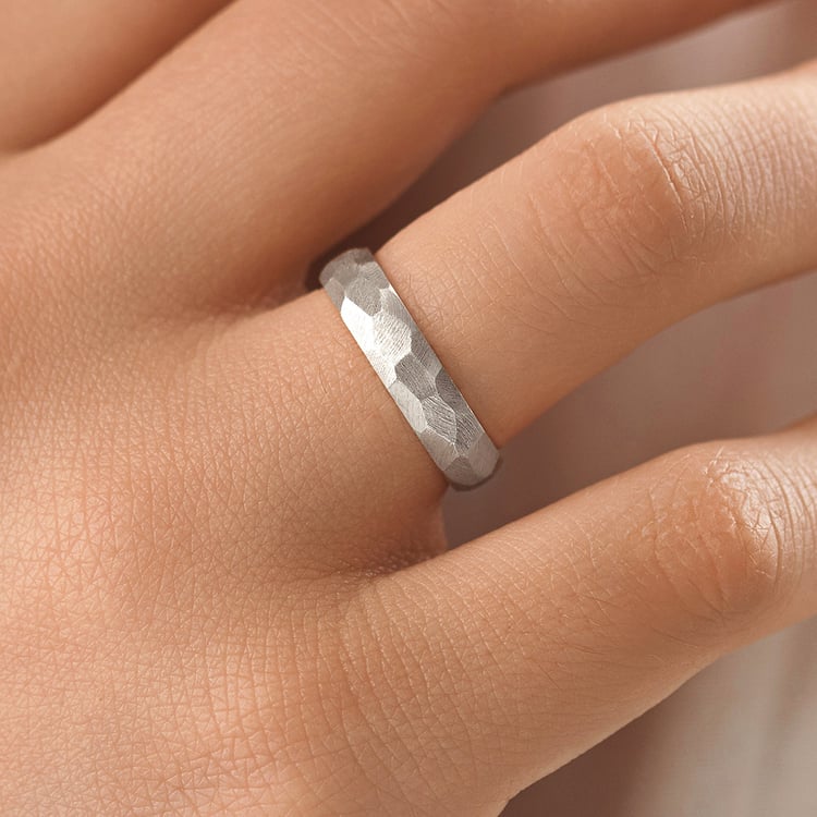 Matte gehämmerte Trauringe aus Platin Zvezda 157865