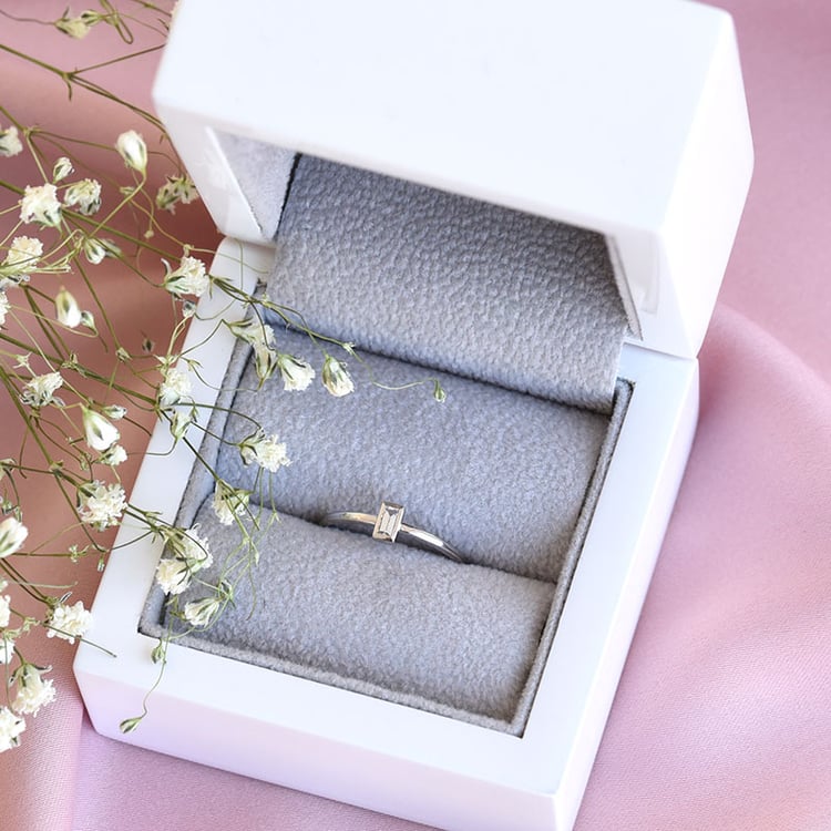 Minimalistischer Goldring mit Baguette Saphir Avice 78261