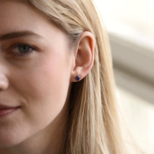 Goldene Ohrstecker mit Alexandriten Hulda