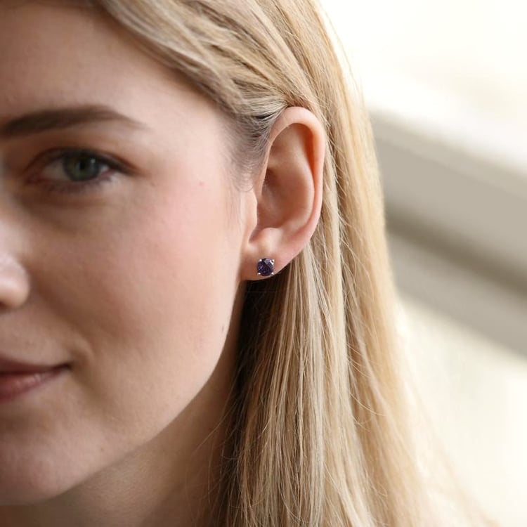 Goldene Ohrstecker mit Alexandriten Hulda 106830