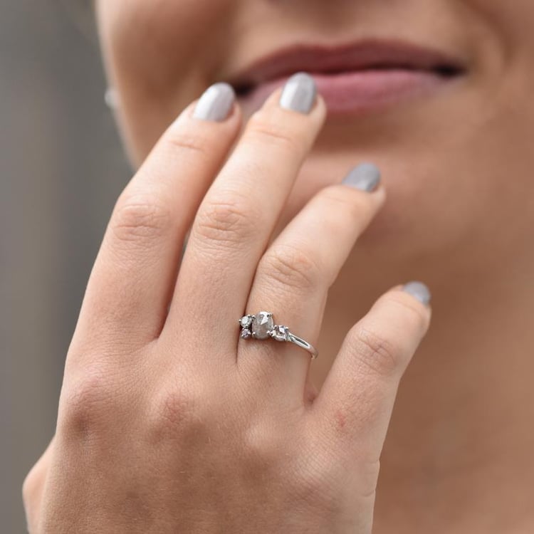 Cluster-Ring mit Salt and Pepper Diamanten und Saphir Gauma 49089