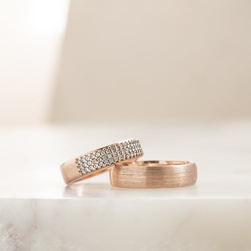 Goldene Eheringe mit Eternity Ring und Court Ring Muttial