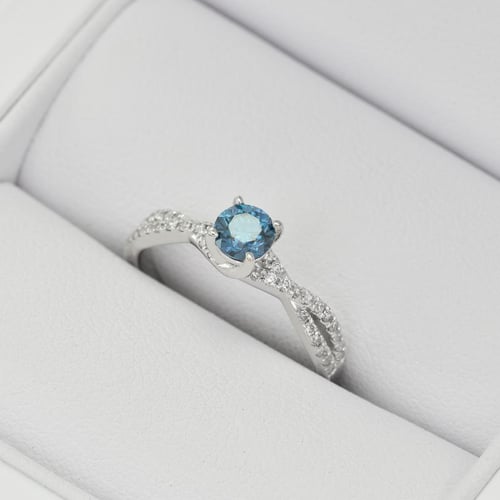 Himmlischer Verlobungsring aus Gold mit blauem Diamant Sky
