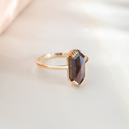 Ring mit Hexagon Salt und Pepper Diamanten Yene