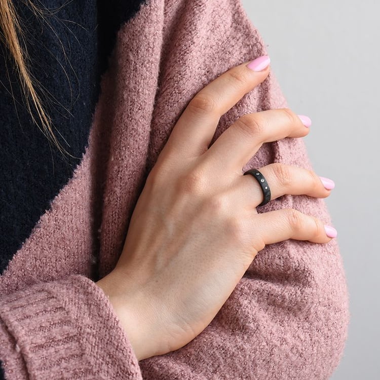 Flacher Trauring aus Carbon mit drei Zirkonia Azaliah 165577