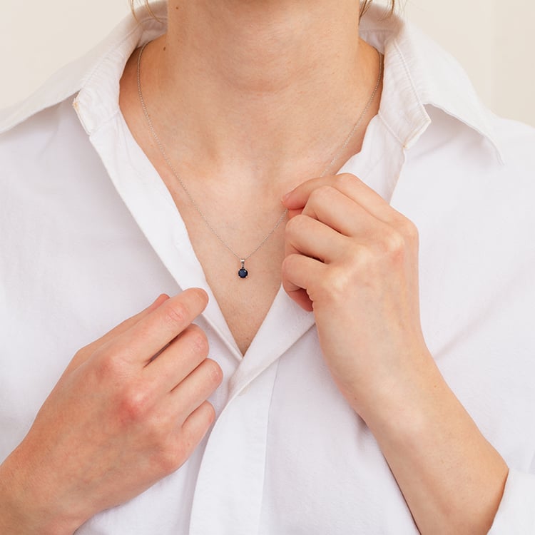 Silberner Anhänger mit einem blauen Saphir in der Größe Ihrer Wahl Quinn 123594