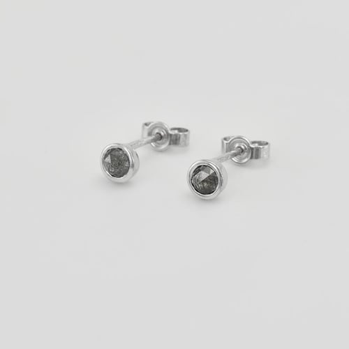 Goldene Ohrringe mit 0.52ct Salt and Pepper Diamanten Gledina