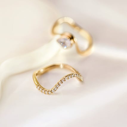 Unkonventioneller Ring mit Diamanten May